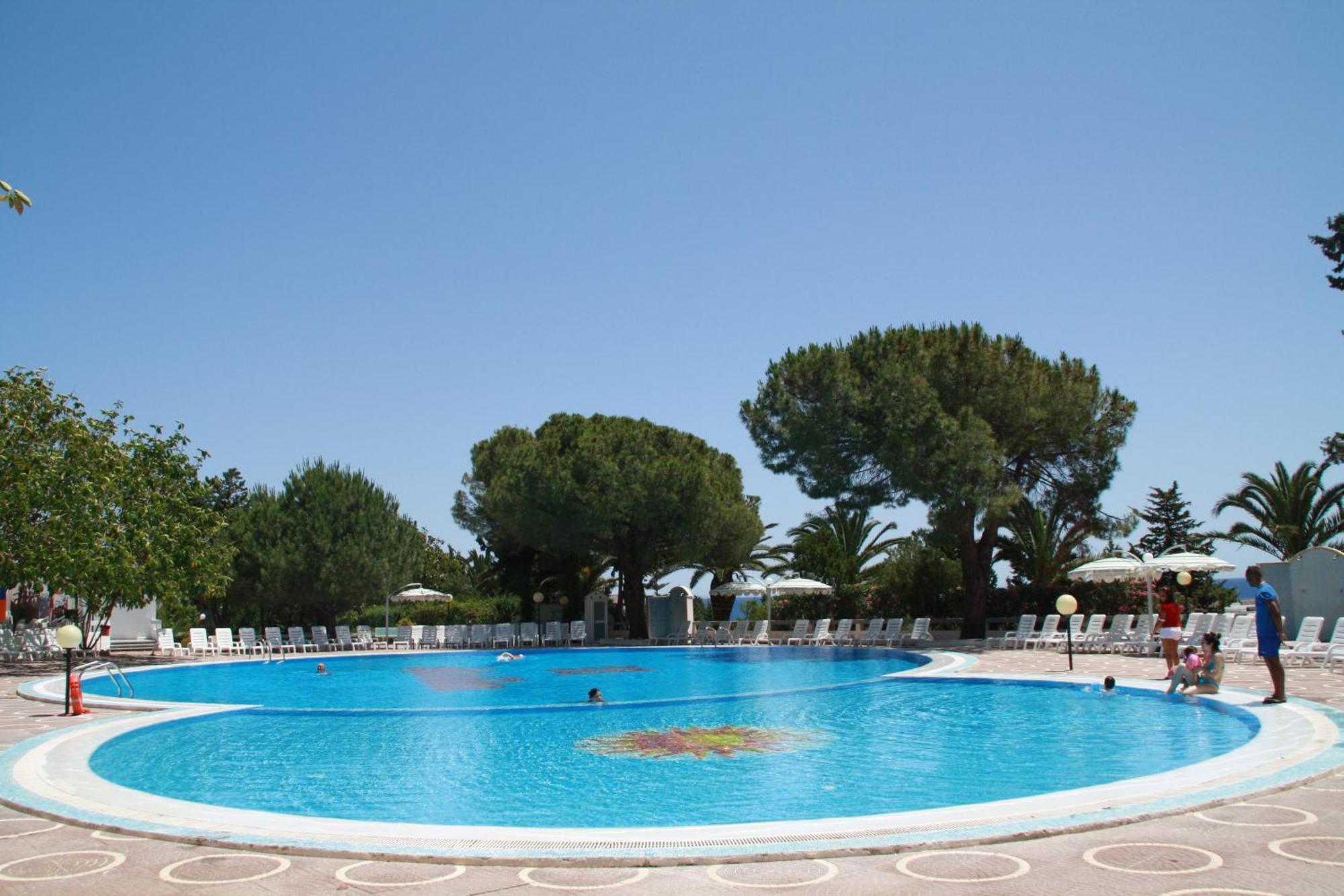 Hotel Villaggio Club Altalia Brancaleone Екстериор снимка