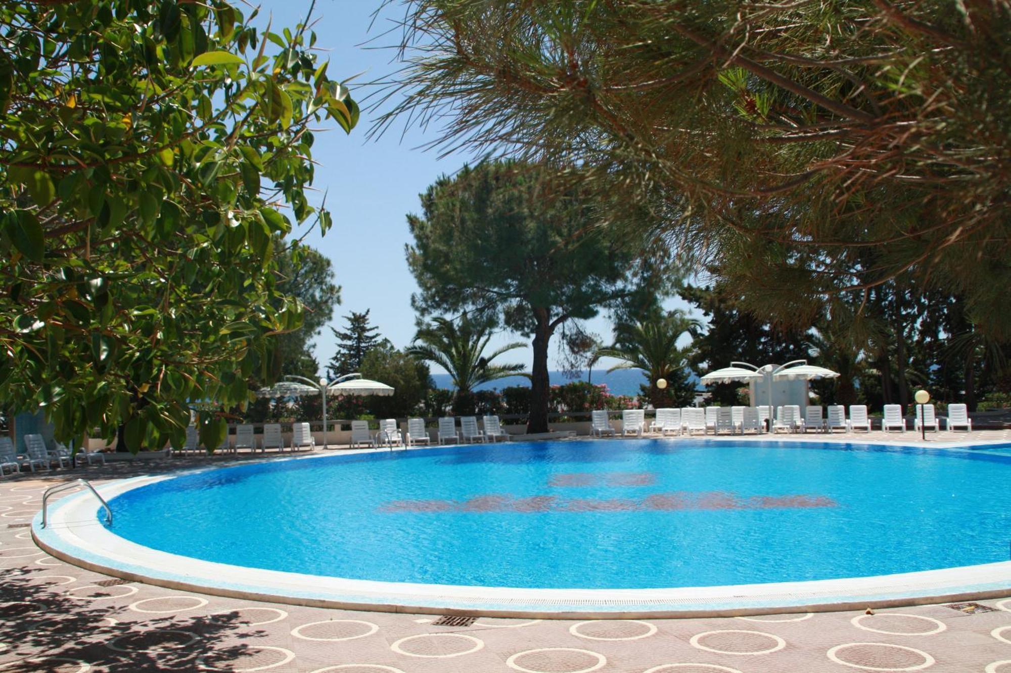 Hotel Villaggio Club Altalia Brancaleone Екстериор снимка